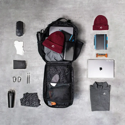 Mochila Gympack Pro 25L Preta - Vista Superior com Compartimentos Abertos e Itens Organizados